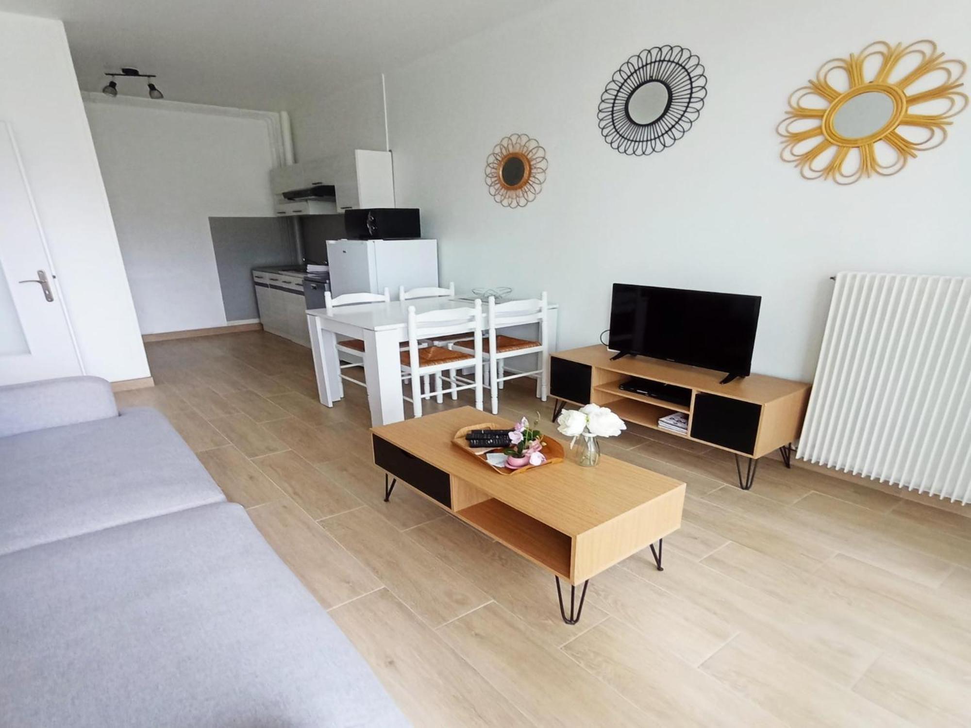 Simplistic Holiday Home In Grandcamp With Garden Eksteriør bilde